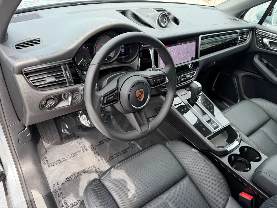 2023 Porsche Macan - Image 28 of 31