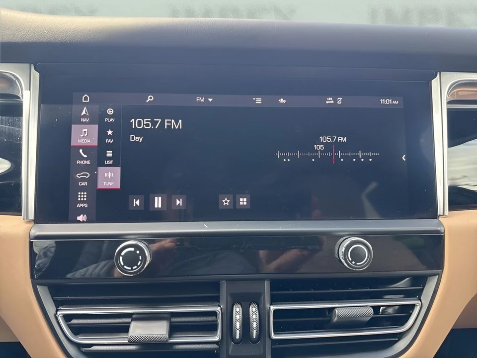 2023 Porsche Macan S - Image 22 of 31