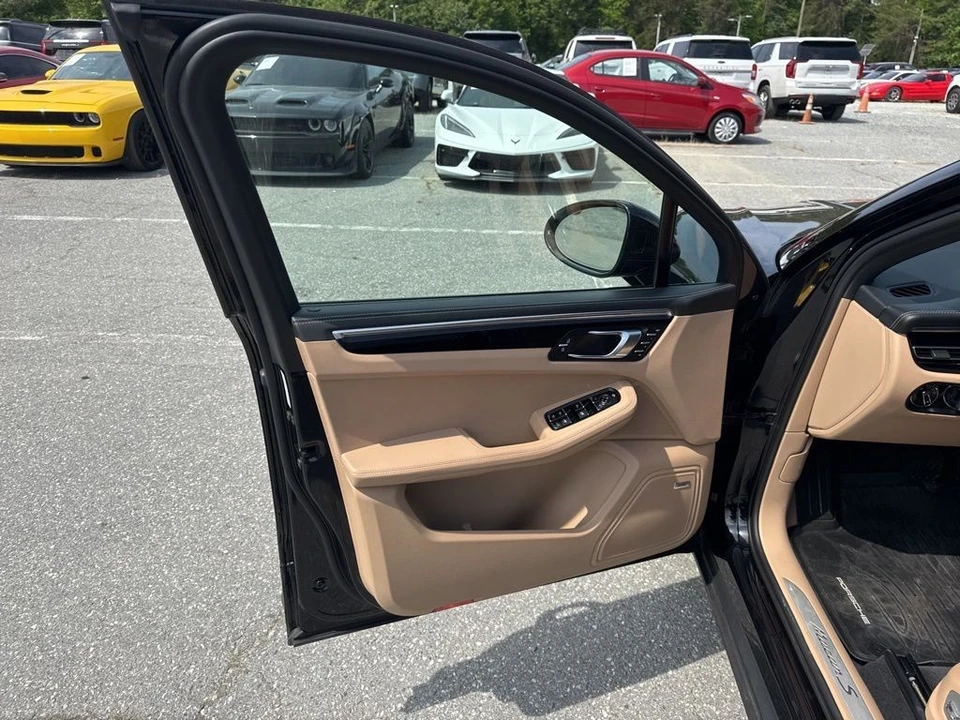 2023 Porsche Macan S - Image 28 of 31