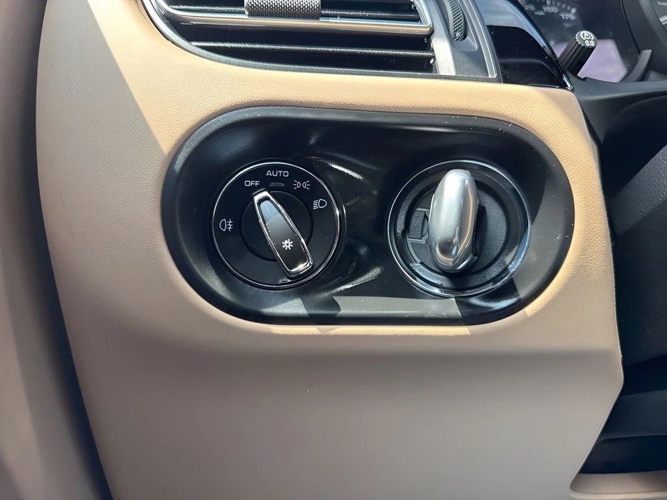 2023 Porsche Macan S - Image 25 of 31