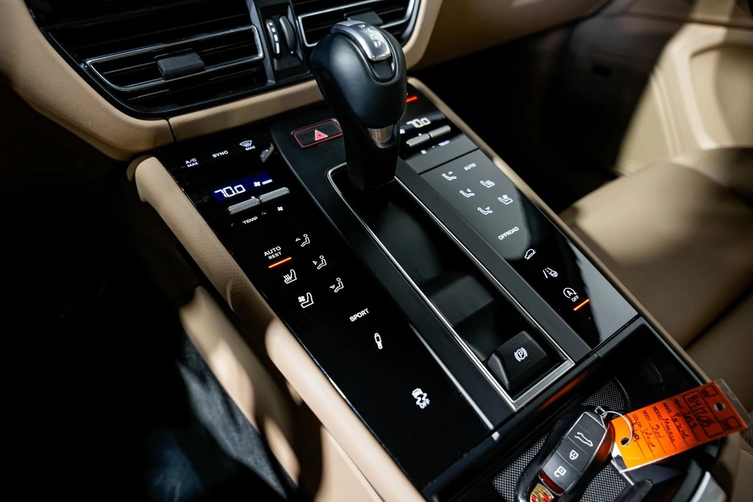 2023 Porsche Macan S - Image 14 of 31