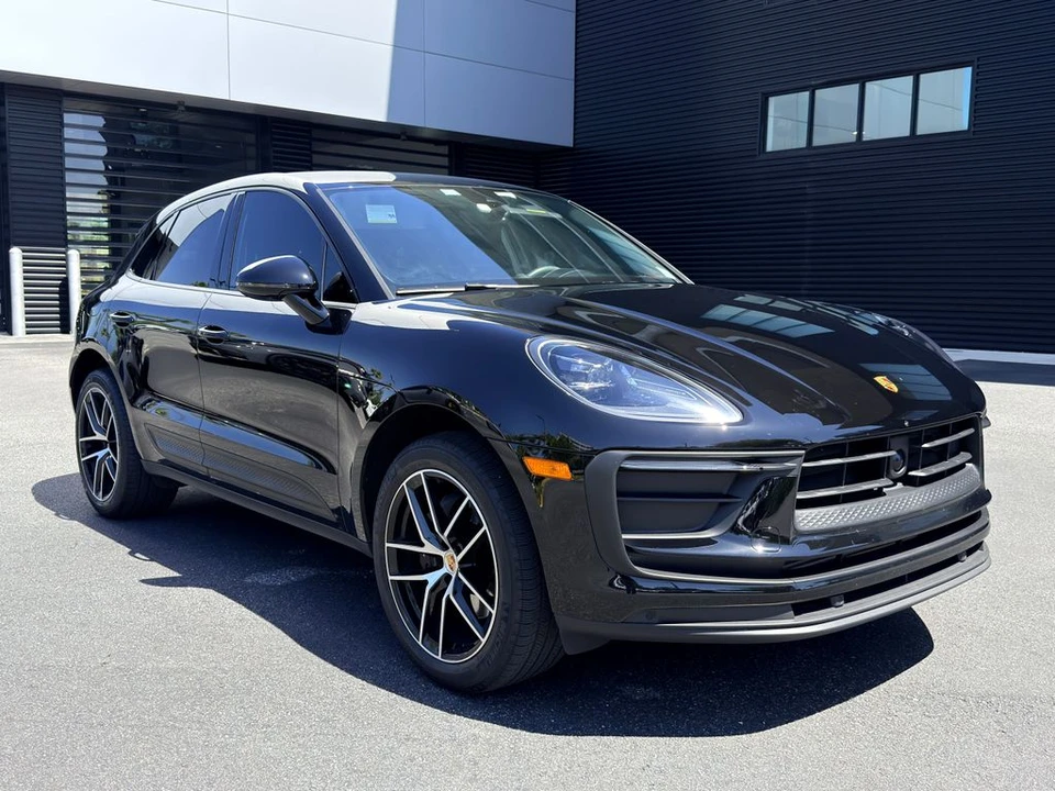 2023 Porsche Macan - Image 10 of 16