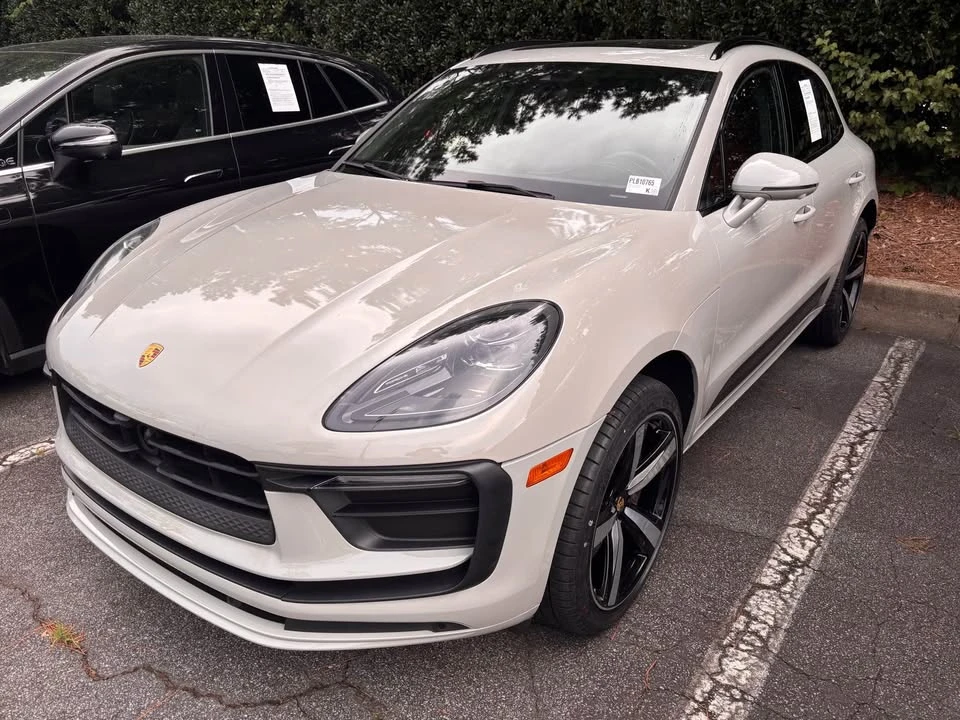 2023 Porsche Macan T - Image 4 of 5