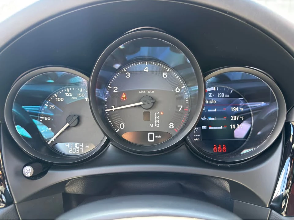2023 Porsche Macan - Image 17 of 18