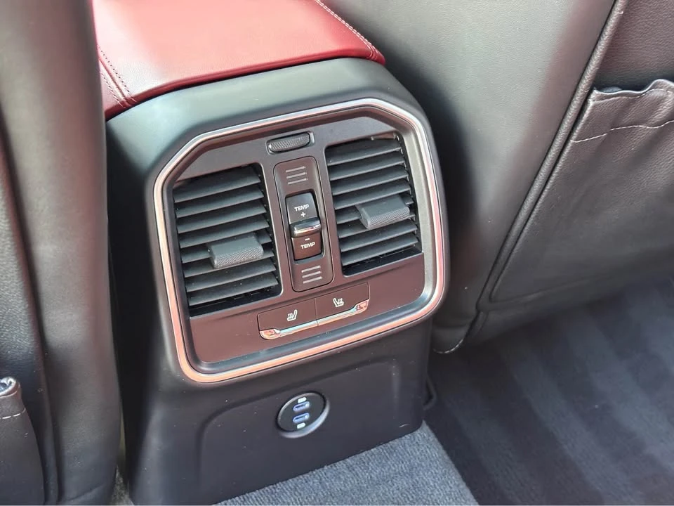 2023 Porsche Macan - Image 15 of 18
