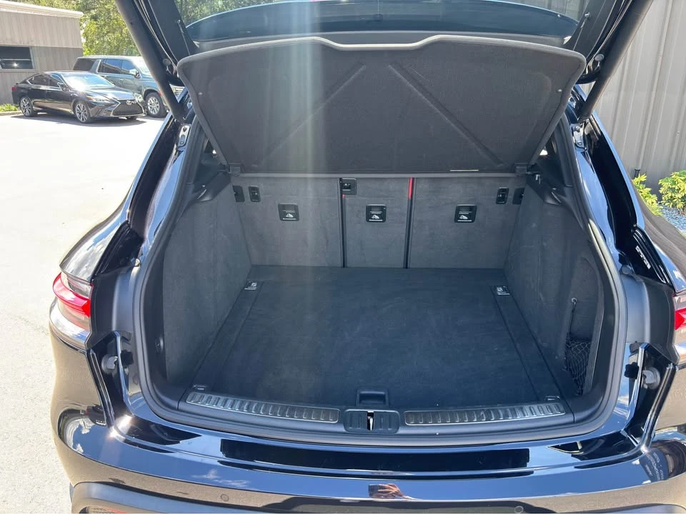 2023 Porsche Macan - Image 16 of 18