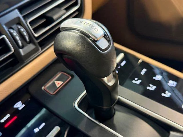 2023 Porsche Macan - Image 18 of 20