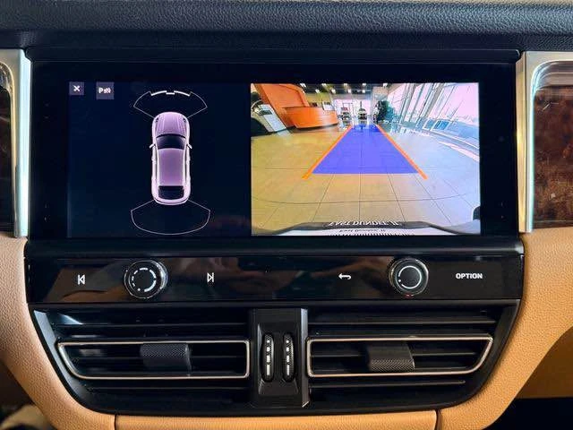 2023 Porsche Macan - Image 16 of 20