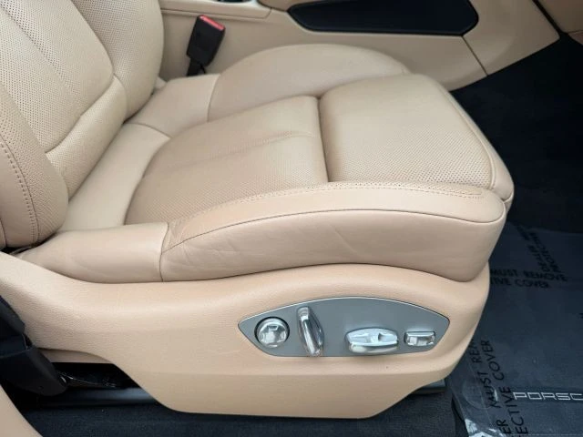 2023 Porsche Macan - Image 19 of 21