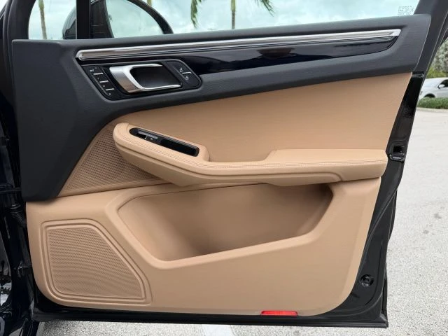 2023 Porsche Macan - Image 18 of 21