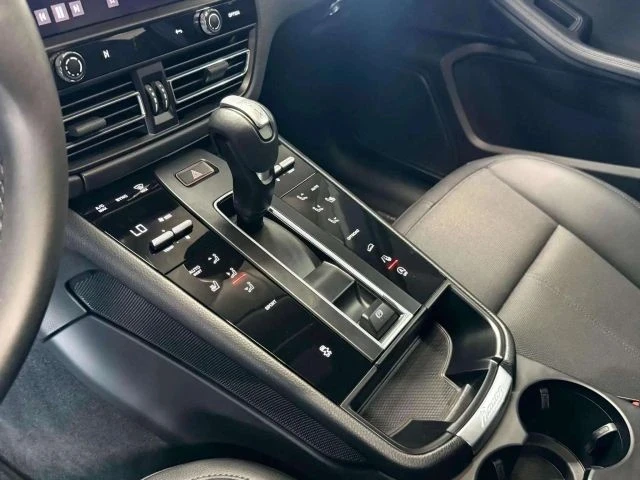 2023 Porsche Macan - Image 13 of 21