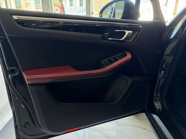 2023 Porsche Macan - Image 7 of 21