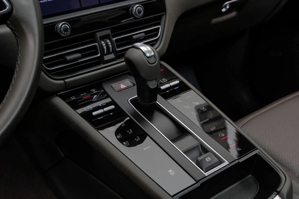 2023 Porsche Macan T - Image 16 of 20