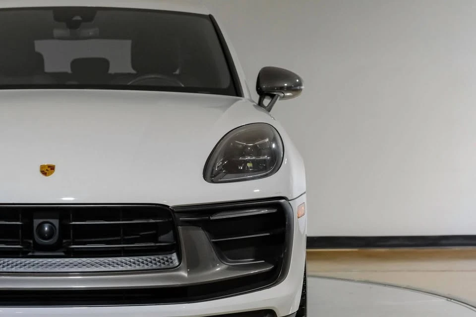 2023 Porsche Macan T - Image 18 of 20