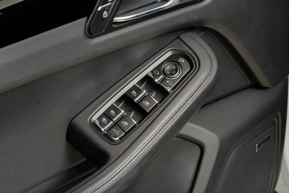 2023 Porsche Macan T - Image 8 of 20