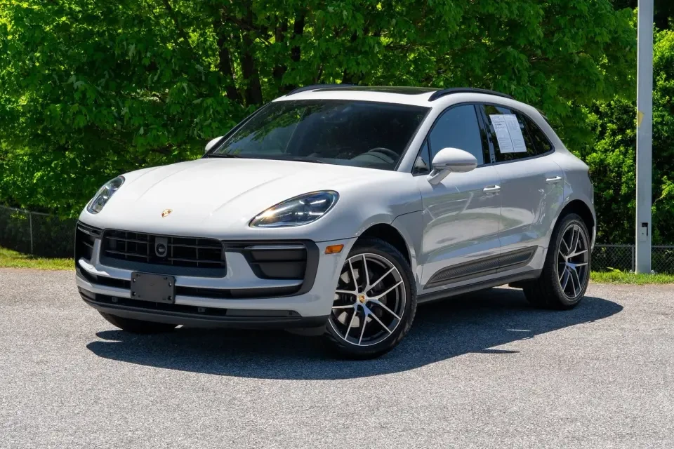 2023 Porsche Macan T - Image 7 of 8