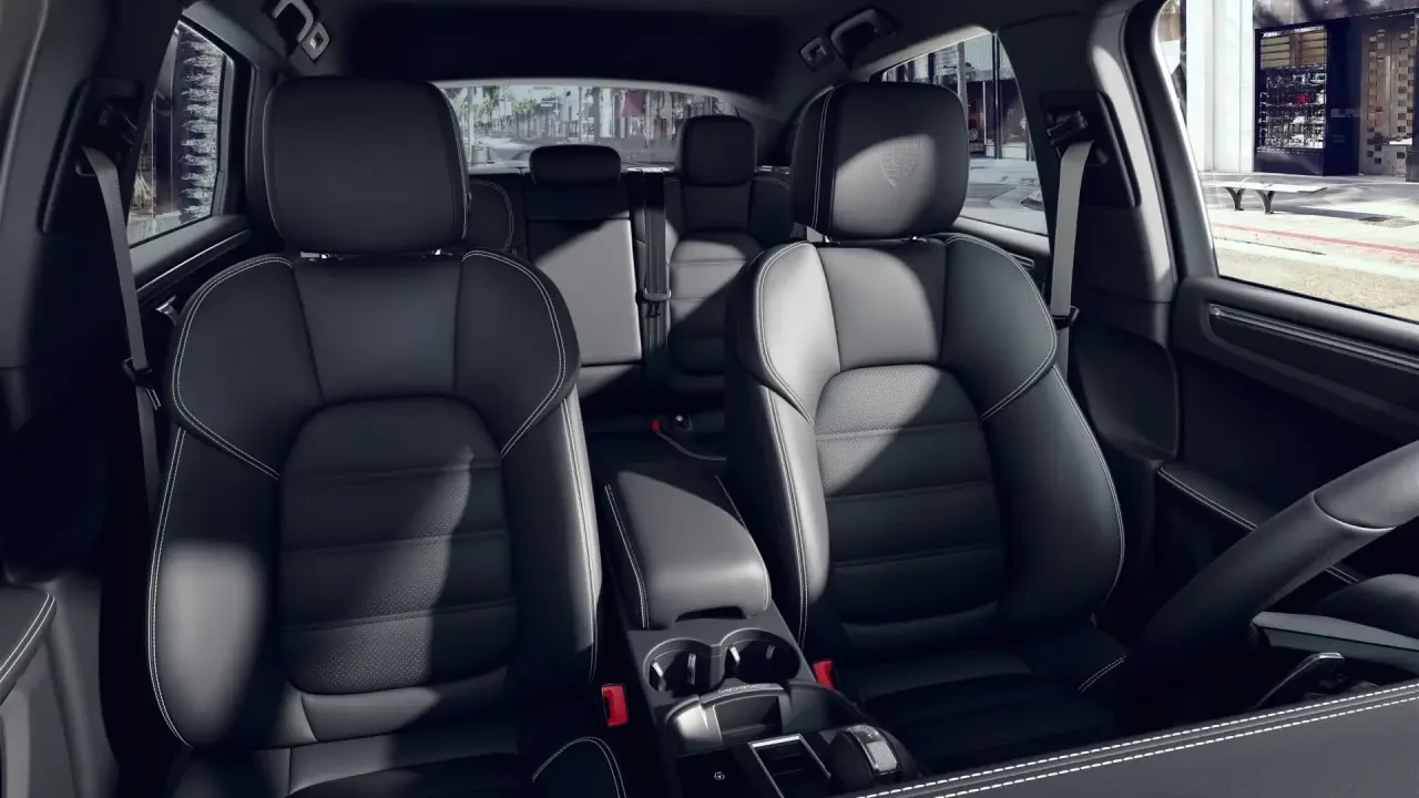 2023 Porsche Macan T - Image 5 of 6