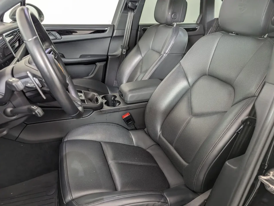 2023 Porsche Macan T - Image 5 of 6