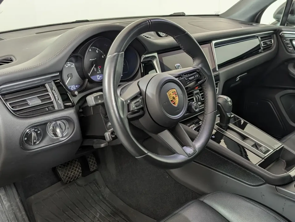 2023 Porsche Macan T - Image 4 of 6