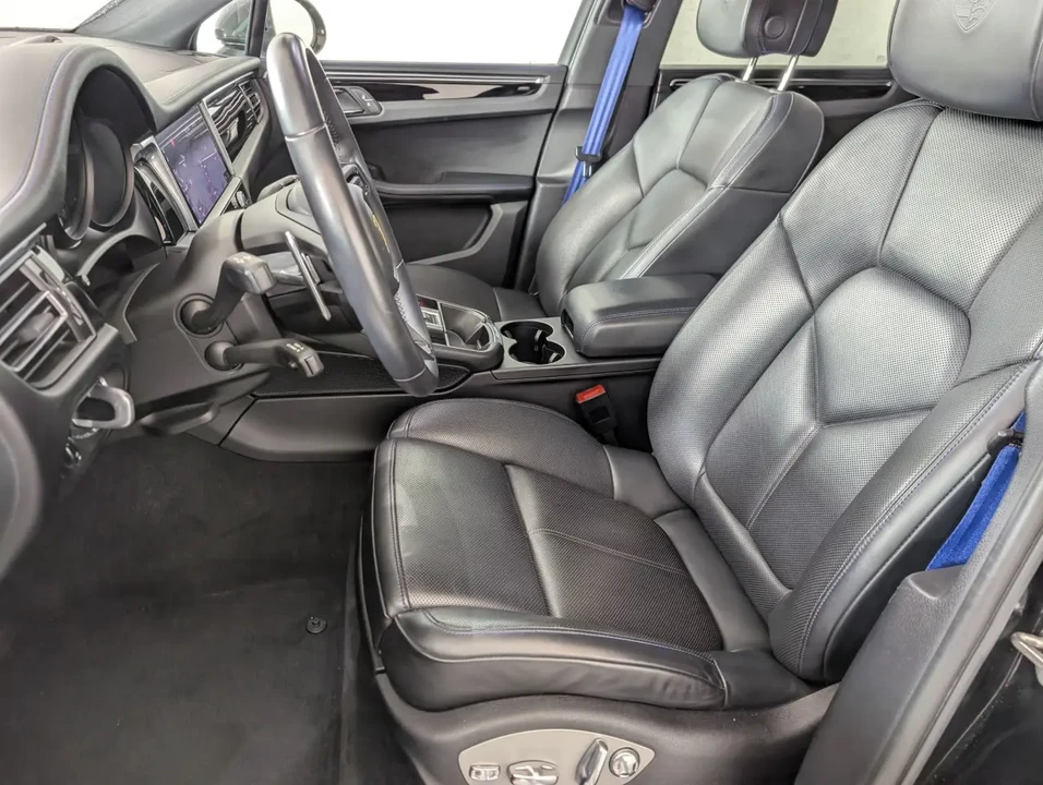 2023 Porsche Macan T - Image 5 of 6