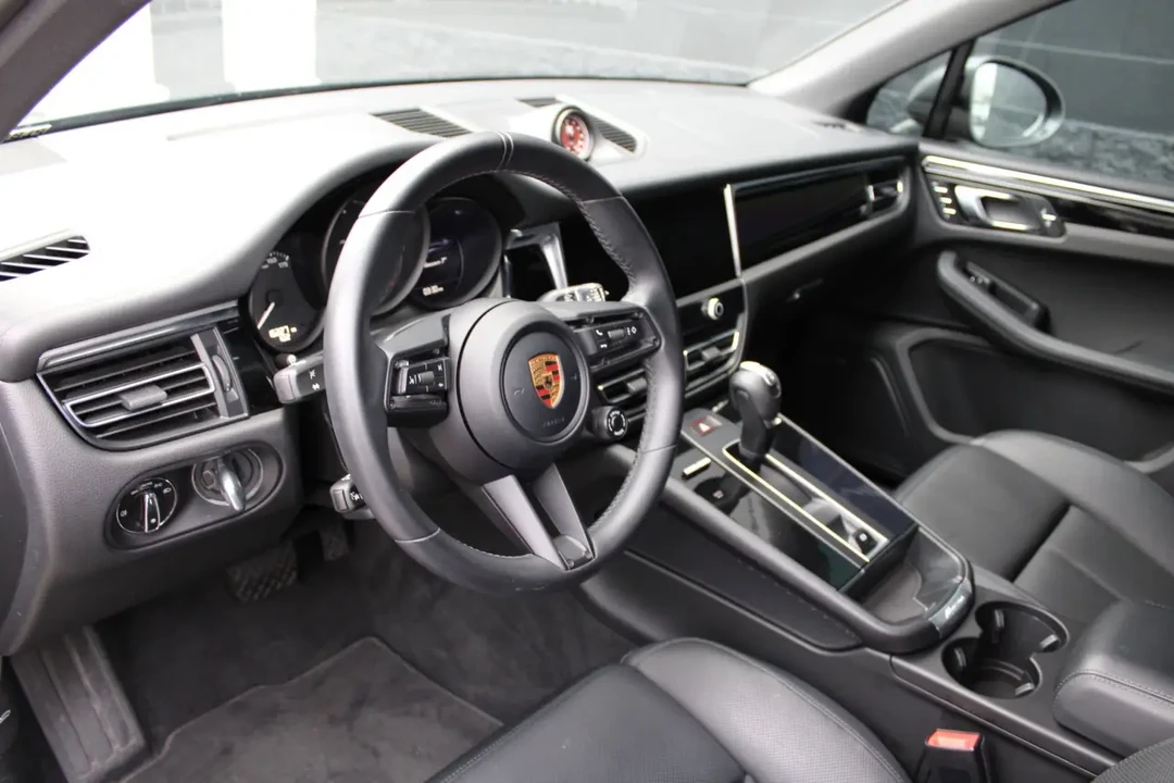 2023 Porsche Macan T - Image 4 of 8