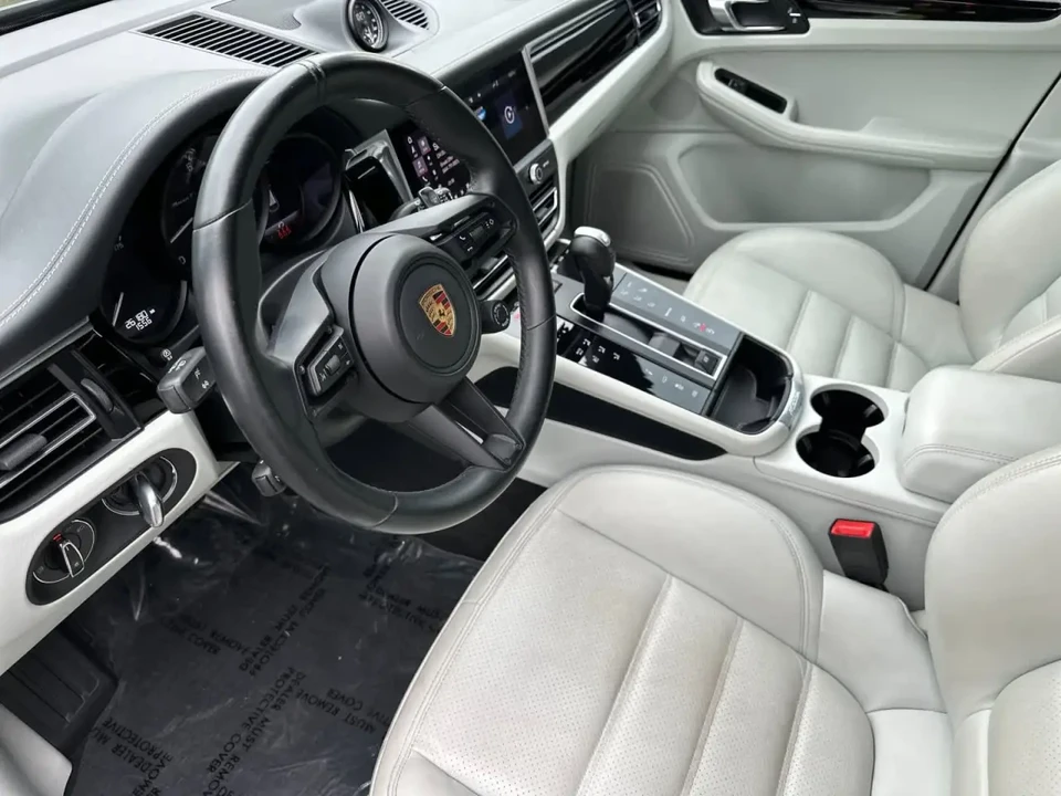 2023 Porsche Macan T - Image 4 of 6