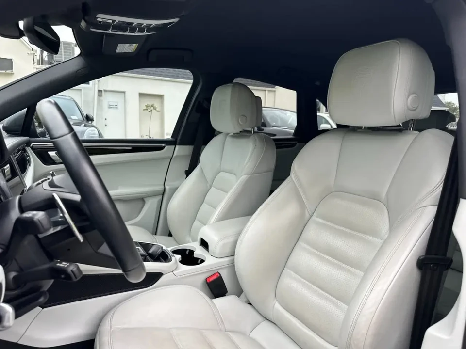 2023 Porsche Macan T - Image 5 of 6