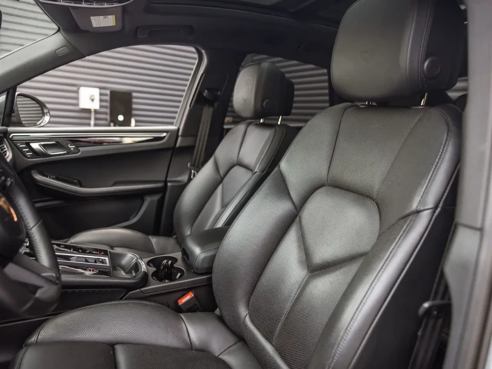 2023 Porsche Macan T - Image 5 of 10