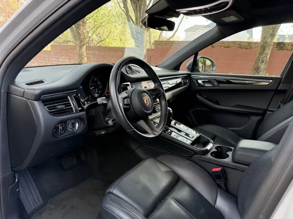 2023 Porsche Macan T - Image 4 of 10