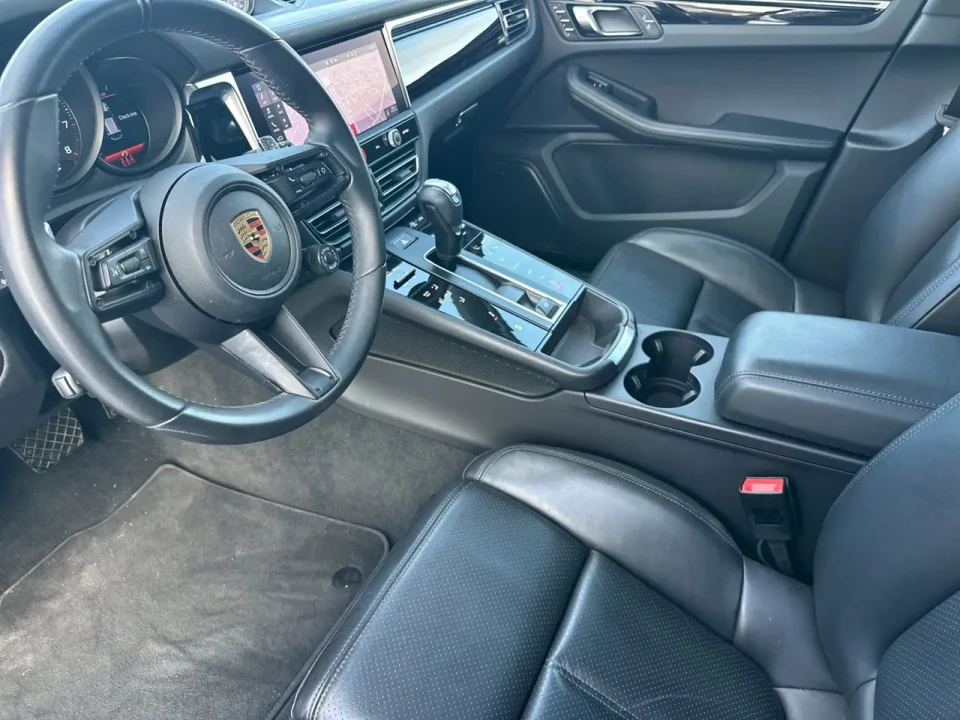 2023 Porsche Macan T - Image 4 of 8