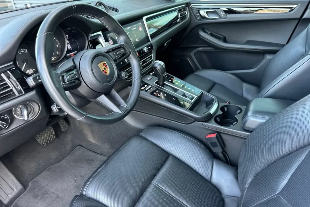 2023 Porsche Macan T - Image 4 of 9