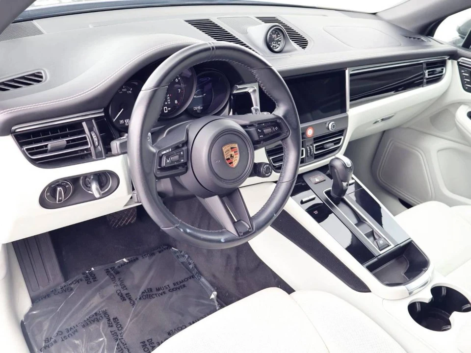 2023 Porsche Macan T - Image 4 of 5