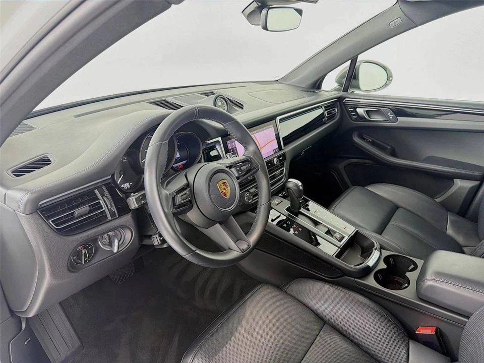 2023 Porsche Macan T - Image 4 of 5