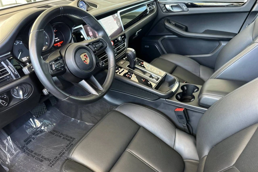 2023 Porsche Macan T - Image 4 of 5