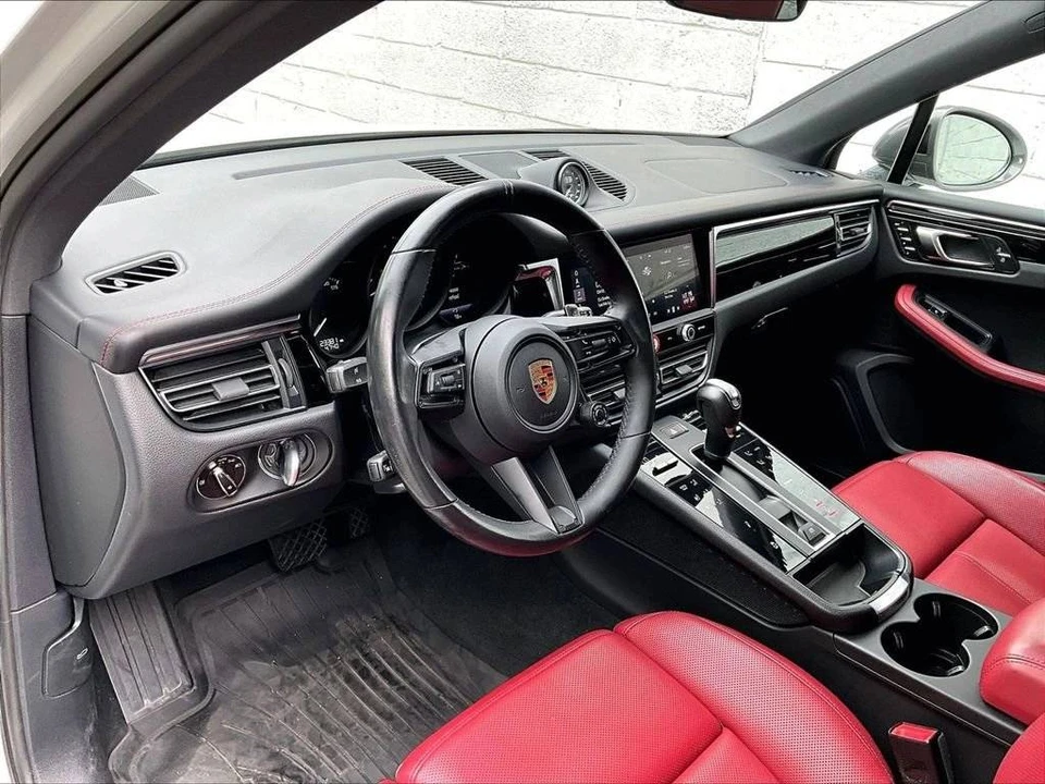 2023 Porsche Macan T - Image 4 of 5