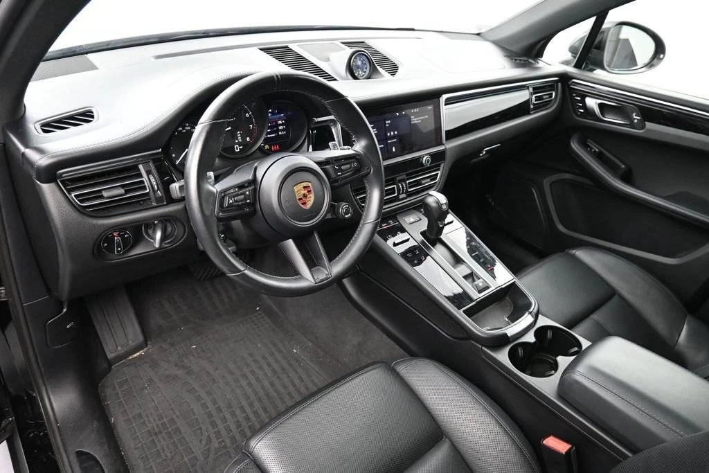 2023 Porsche Macan T - Image 4 of 5