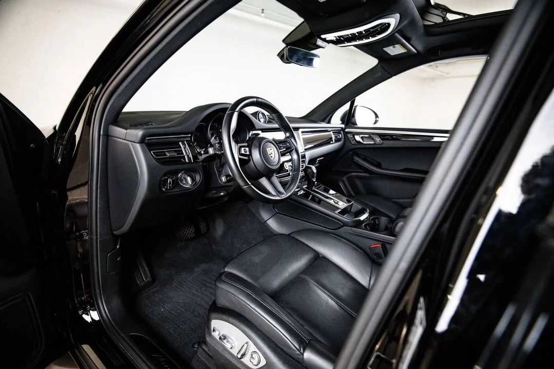 2023 Porsche Macan T - Image 4 of 5