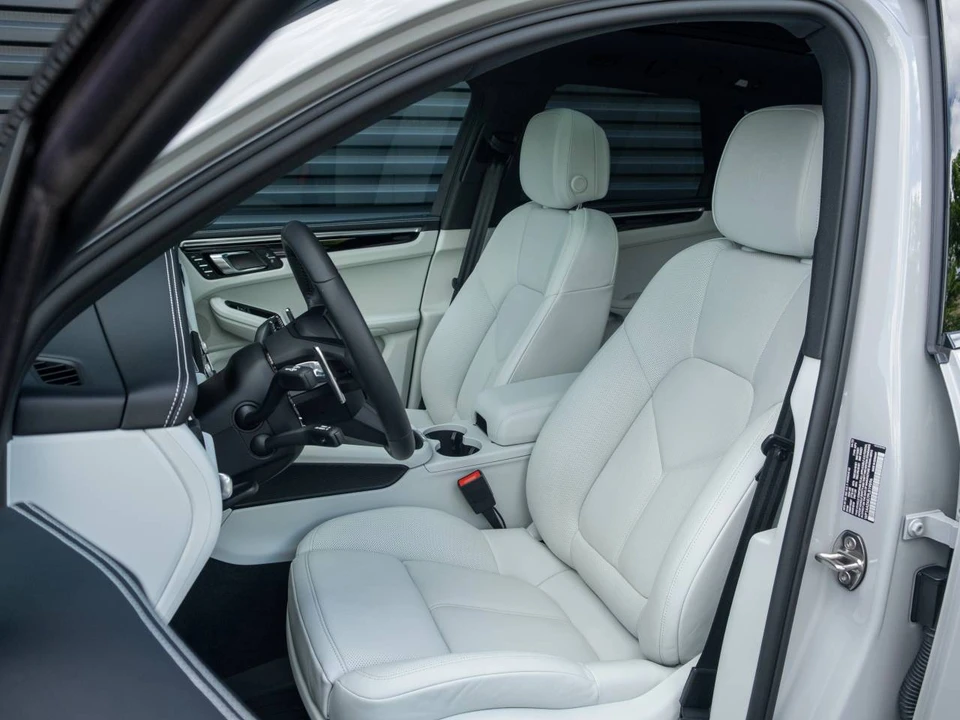 2023 Porsche Macan T - Image 5 of 5