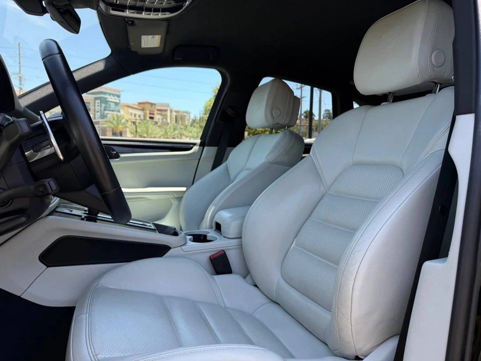 2023 Porsche Macan T - Image 5 of 5