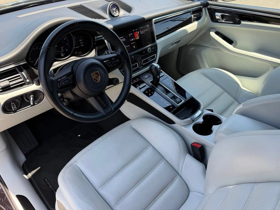 2023 Porsche Macan T - Image 4 of 5