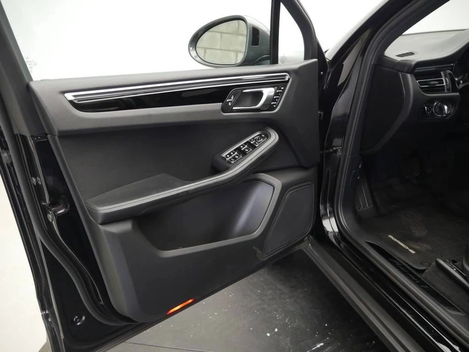 2023 Porsche Macan T - Image 4 of 5
