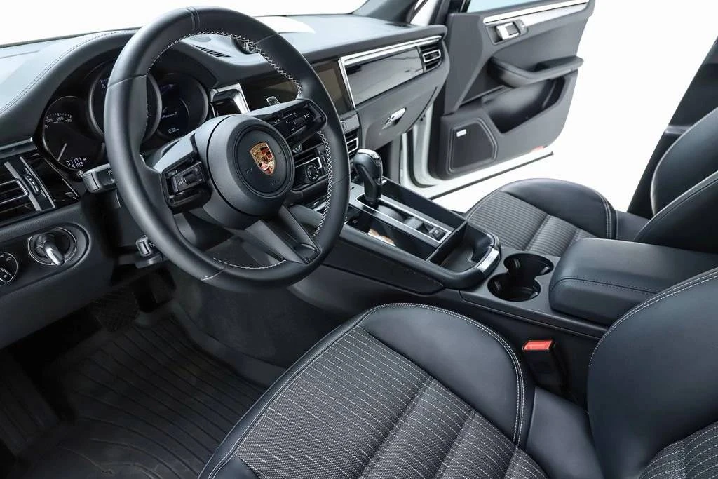 2023 Porsche Macan T - Image 4 of 5