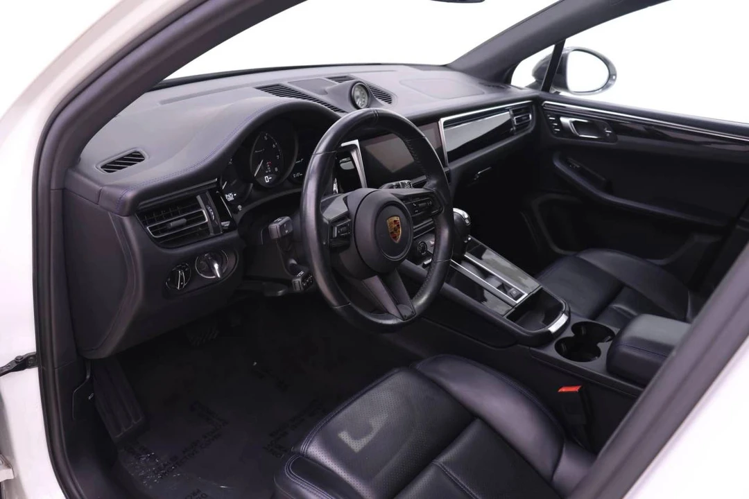 2023 Porsche Macan T - Image 4 of 5
