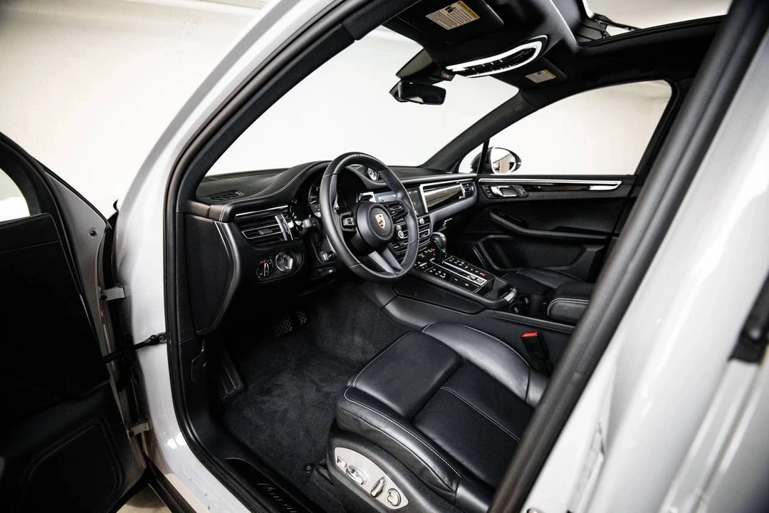 2023 Porsche Macan T - Image 4 of 5