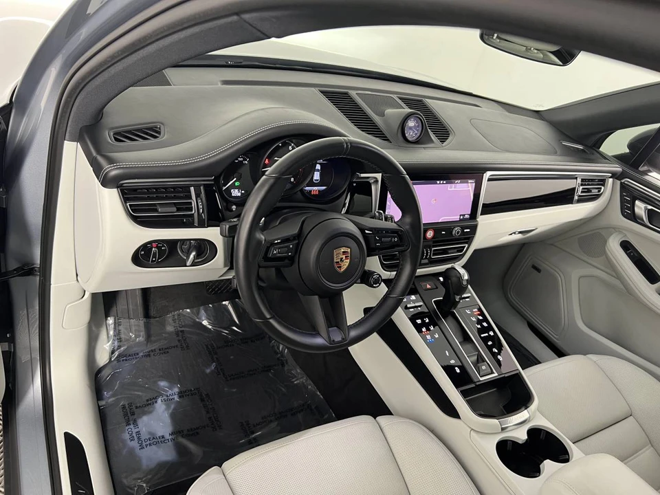 2023 Porsche Macan T - Image 4 of 5