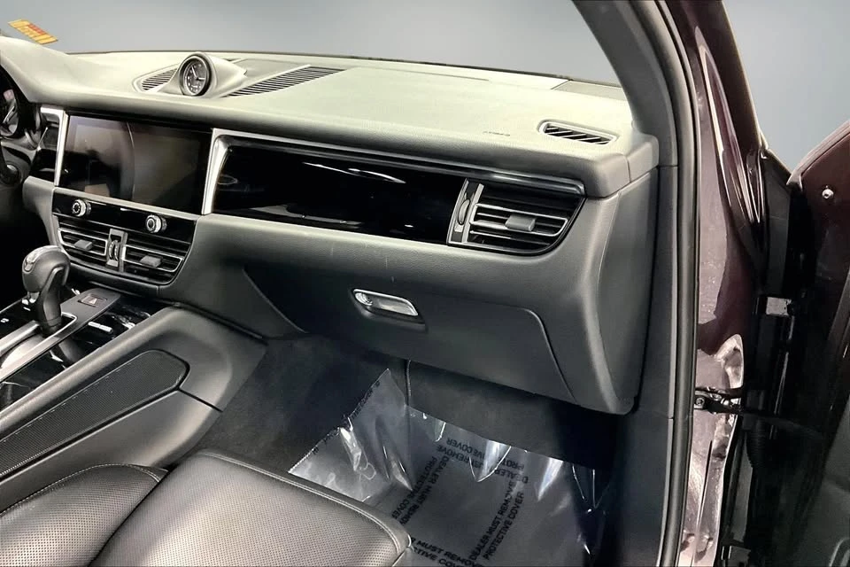 2023 Porsche Macan T - Image 16 of 17