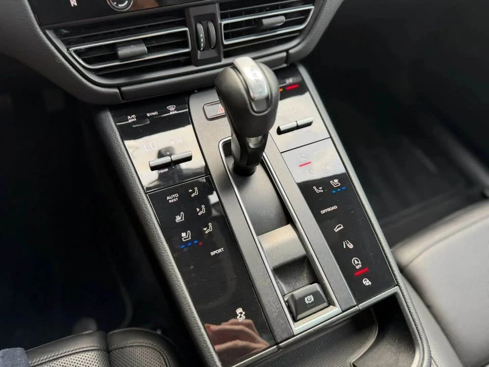 2023 Porsche Macan T - Image 15 of 18