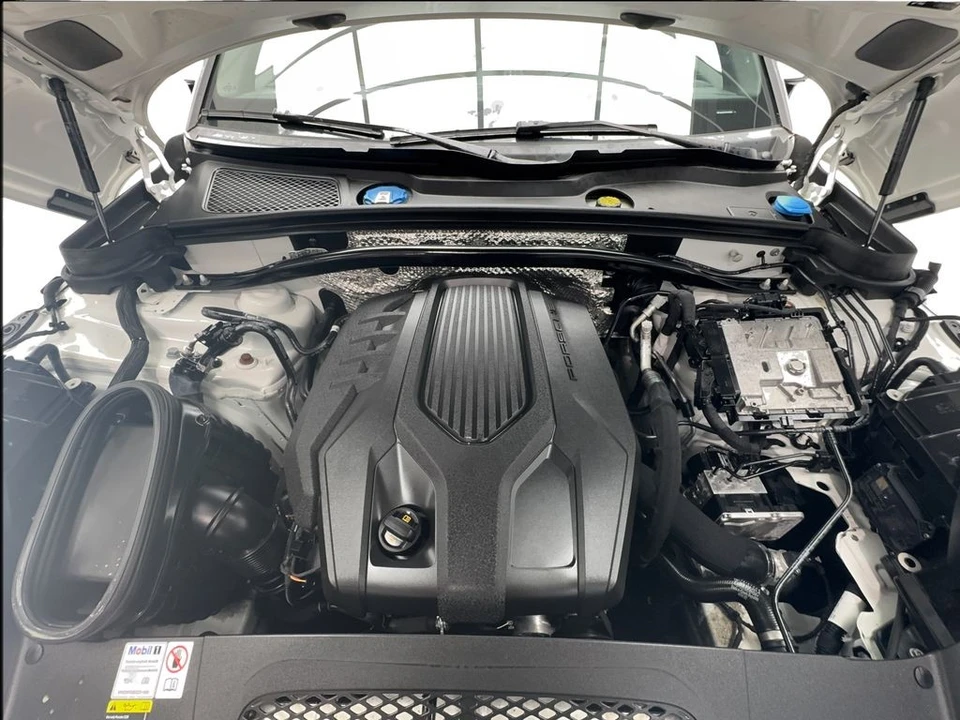 2023 Porsche Macan T - Image 18 of 31
