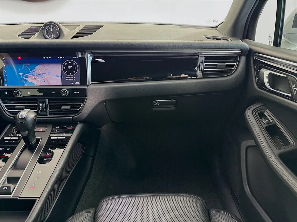 2023 Porsche Macan T - Image 25 of 31