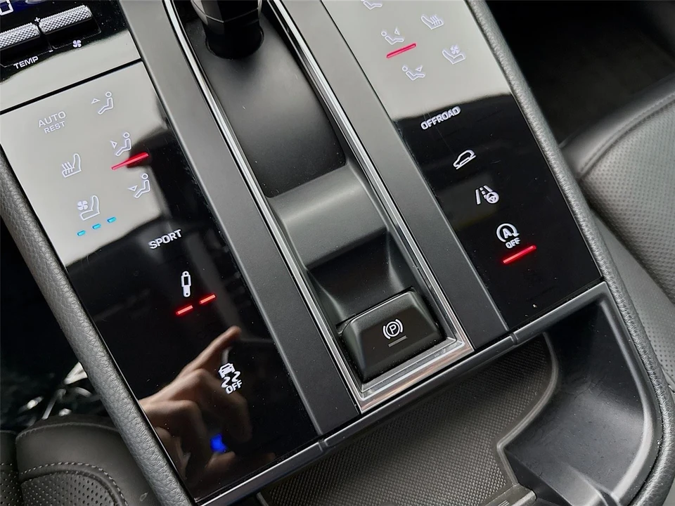 2023 Porsche Macan T - Image 15 of 31